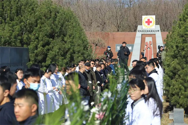 “禮敬捐獻(xiàn)?延續(xù)大愛(ài)”康復(fù)醫(yī)學(xué)院組織師生參加遺體器官捐獻(xiàn)緬懷紀(jì)念活動(dòng)