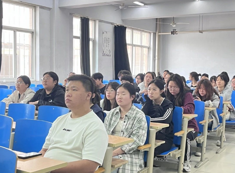 凝心聚力擔(dān)使命 奮起揚帆啟新程：會計學(xué)院組織團支書會議