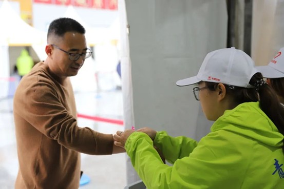 熱血青春助跑未來(lái)”——保定理工學(xué)院藝術(shù)學(xué)院志愿者為長(zhǎng)城汽車(chē)智慧工廠半馬蓄勢(shì)添彩