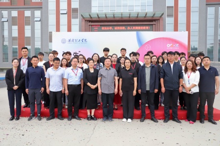 保定理工學(xué)院藝術(shù)學(xué)院2025屆畢業(yè)設(shè)計(jì)作品展盛大開幕，校企共賞藝術(shù)盛宴