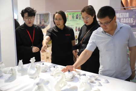 保定理工學(xué)院藝術(shù)學(xué)院2025屆畢業(yè)設(shè)計(jì)作品展盛大開幕，校企共賞藝術(shù)盛宴