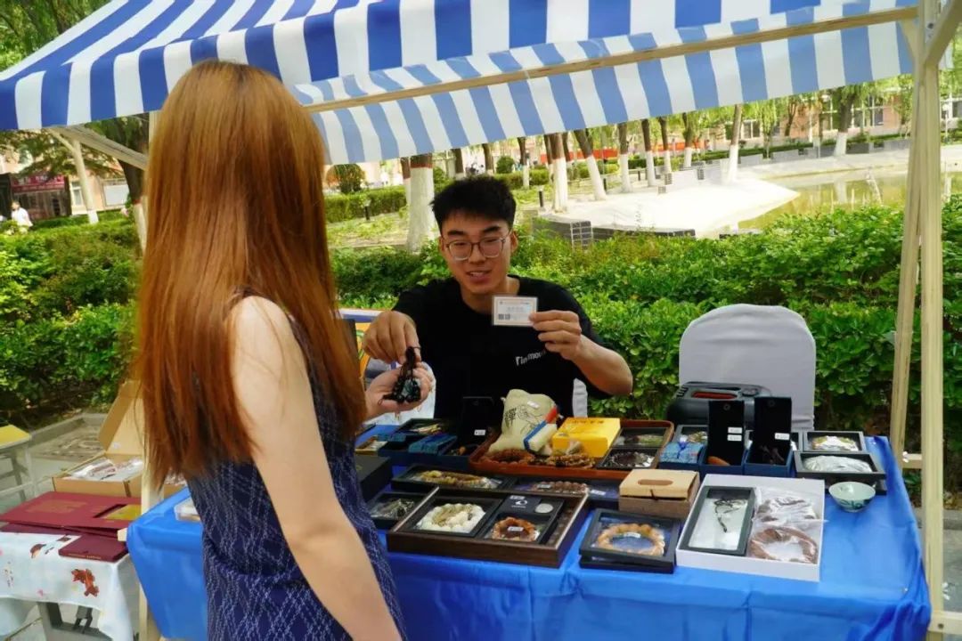 青春校園|“文”彩飛揚,“創(chuàng)”意無限!保定理工學(xué)院文創(chuàng)市集圓滿收官