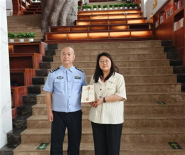 書香傳遞，愛滿保理——李天允警官向我校圖書館捐贈圖書