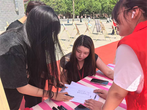 校園尋跡承師韻，家校同銘畢業(yè)情