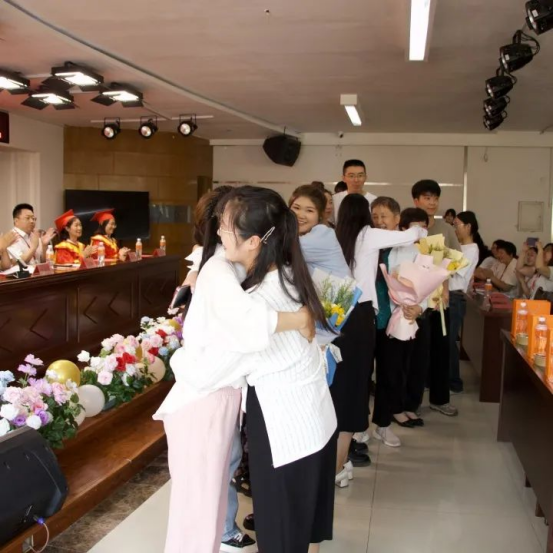 逐夢青春 遠行思恩 ：會計學院2025屆畢業(yè)典禮暨學位授予儀式