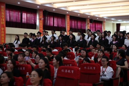 “撥穗正冠 禮成芳華”藝術(shù)學(xué)院2025屆畢業(yè)典禮暨學(xué)位授予儀式完美收官