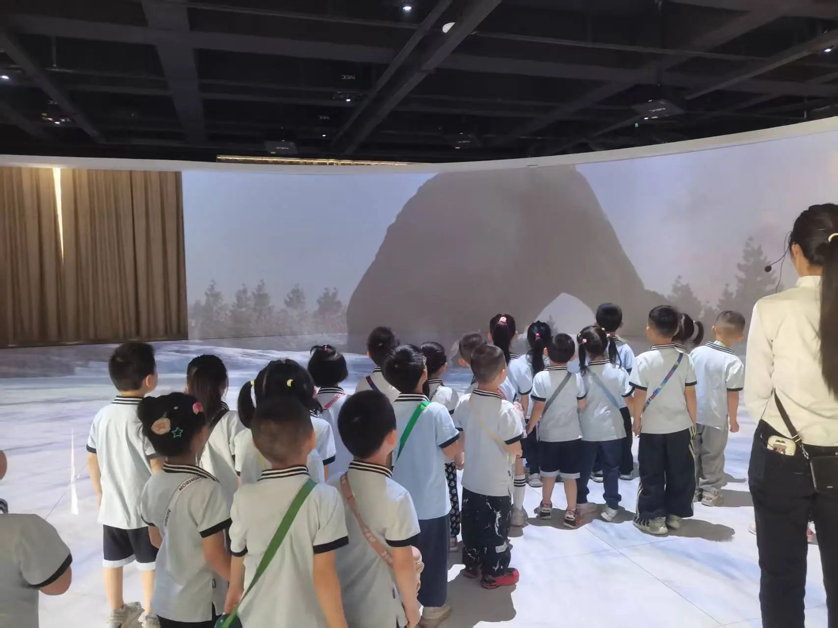 保定理工學院||教育學院||童心探學府，萌趣啟新程——史莊實驗幼兒園走進保定理工學院參觀研學