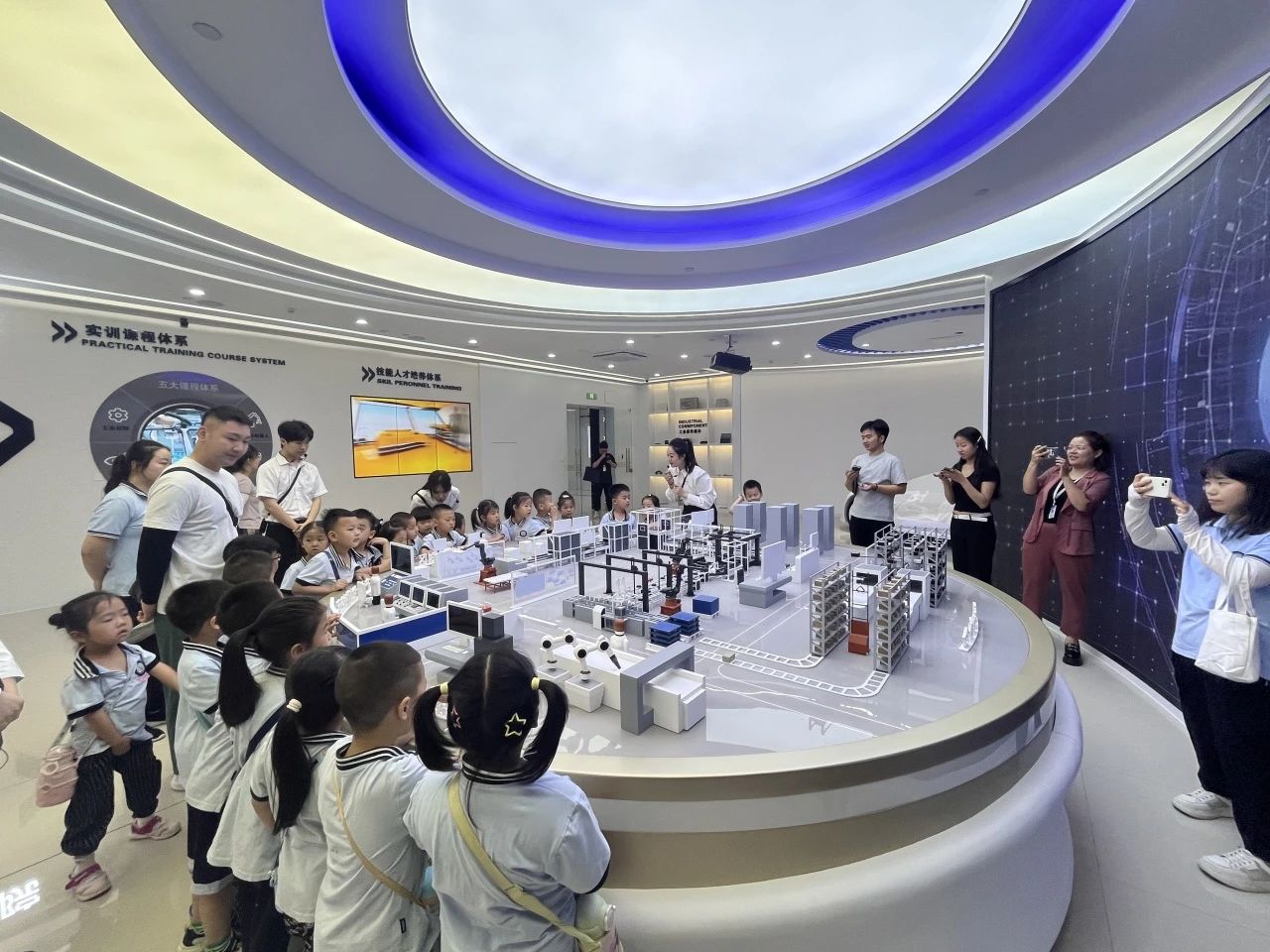 保定理工學院||教育學院||童心探學府，萌趣啟新程——史莊實驗幼兒園走進保定理工學院參觀研學
