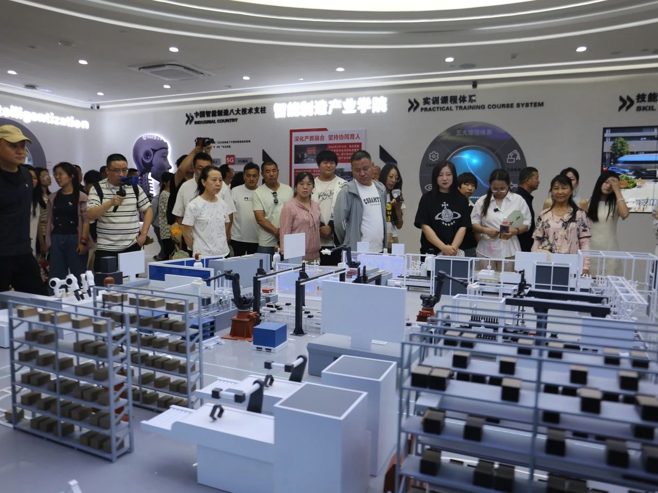保定理工學(xué)院‖教育學(xué)院‖遇見未來，共育花開—2025屆教育學(xué)院家長(zhǎng)接待日?qǐng)A滿完成