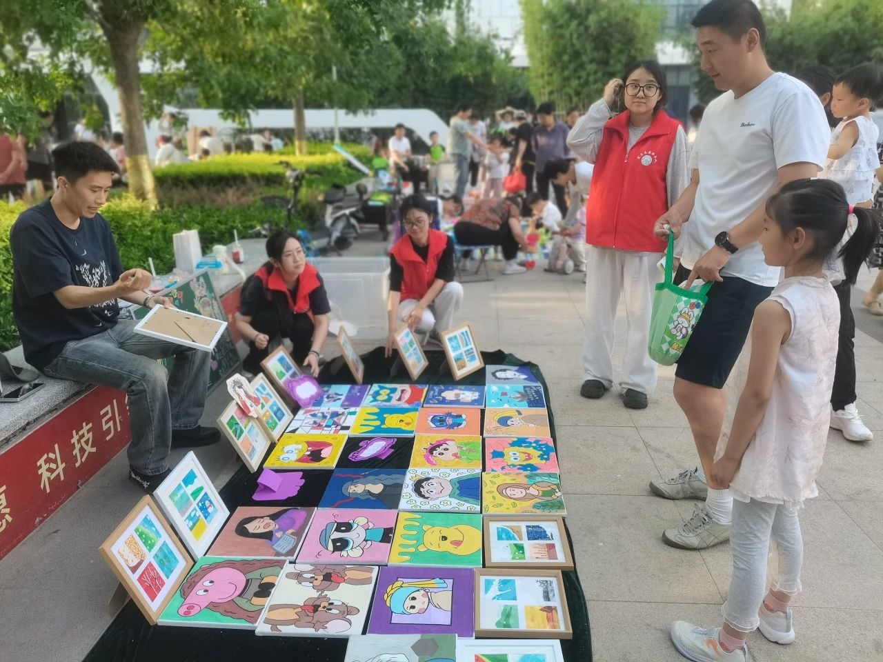 保定理工學(xué)院‖教育學(xué)院‖“六一“益”起來(lái)，義賣暖童心”——保定理工學(xué)院教育學(xué)院黨員志愿服務(wù)隊(duì)走進(jìn)愛和城幼兒園開展六一愛心市集活動(dòng)保定理工學(xué)院‖教育學(xué)院‖“六一“益”起來(lái)，義賣暖童心”——保定理工學(xué)院教育學(xué)院黨員志愿服務(wù)隊(duì)走進(jìn)愛和城幼兒園開展六一愛心市集活動(dòng)