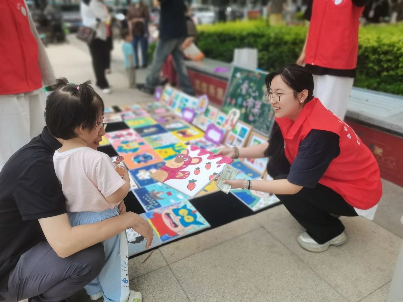 保定理工學(xué)院‖教育學(xué)院‖“六一“益”起來(lái)，義賣暖童心”——保定理工學(xué)院教育學(xué)院黨員志愿服務(wù)隊(duì)走進(jìn)愛和城幼兒園開展六一愛心市集活動(dòng)保定理工學(xué)院‖教育學(xué)院‖“六一“益”起來(lái)，義賣暖童心”——保定理工學(xué)院教育學(xué)院黨員志愿服務(wù)隊(duì)走進(jìn)愛和城幼兒園開展六一愛心市集活動(dòng)