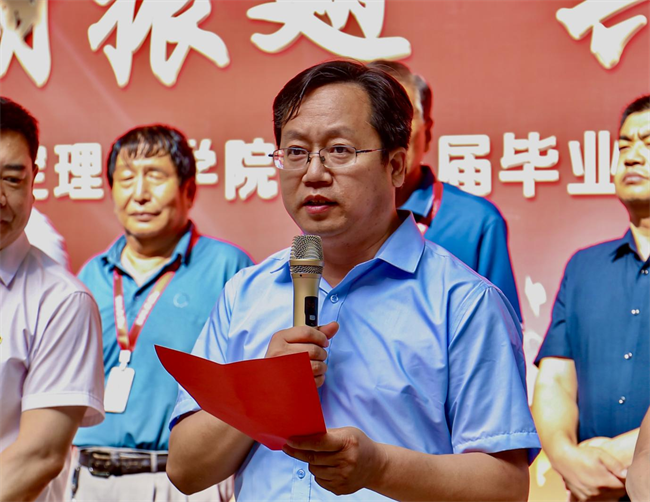 大巴護(hù)航暖離別 青春揚(yáng)帆啟新程——保定理工學(xué)院畢業(yè)生攜母校祝福奔赴新征程