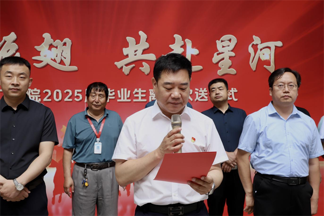 大巴護(hù)航暖離別 青春揚(yáng)帆啟新程——保定理工學(xué)院畢業(yè)生攜母校祝福奔赴新征程