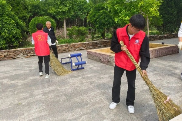 【青春筑夢，志愿逐光】綠蔭清掃護(hù)家園 青春志愿暖東莊——康復(fù)醫(yī)學(xué)院志愿者赴東小莊村進(jìn)行志愿服務(wù)清掃活動
