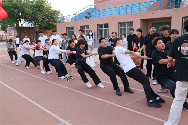 【競逐風(fēng)采，賽場爭先】拔河賽場展風(fēng)采，團(tuán)結(jié)拼搏鑄佳績