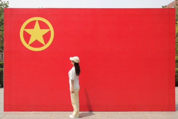 【團(tuán)旗合影，青春留念】“我與團(tuán)旗團(tuán)徽合個(gè)影”：定格青春印記 鐫刻初心使命
