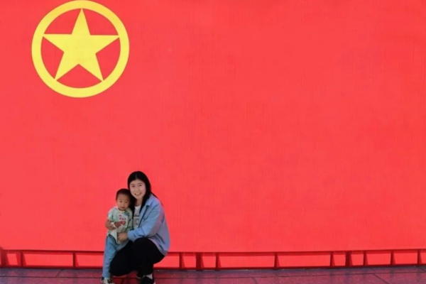【團(tuán)旗合影，青春留念】“我與團(tuán)旗團(tuán)徽合個(gè)影”：定格青春印記 鐫刻初心使命