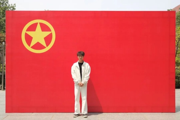 【團(tuán)旗合影，青春留念】“我與團(tuán)旗團(tuán)徽合個(gè)影”：定格青春印記 鐫刻初心使命