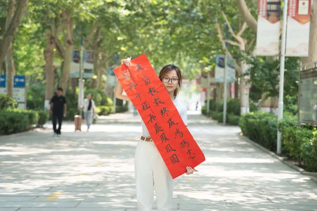 飽蘸墨香贈對聯(lián) 殷殷話語伴征途——我院教師為畢業(yè)生送祝福