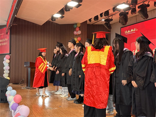 外國語學(xué)院隆重舉行2025屆畢業(yè)典禮暨學(xué)位授予儀式
