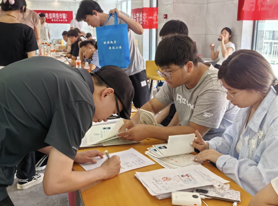 行將致遠(yuǎn) 暖心護(hù)航——保定理工學(xué)院“紅心向黨”黨員志愿者服務(wù)隊(duì)為2025屆畢業(yè)生平安離校保駕護(hù)航