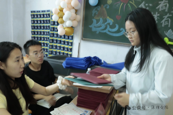 行將致遠(yuǎn) 暖心護(hù)航——保定理工學(xué)院“紅心向黨”黨員志愿者服務(wù)隊(duì)為2025屆畢業(yè)生平安離校保駕護(hù)航