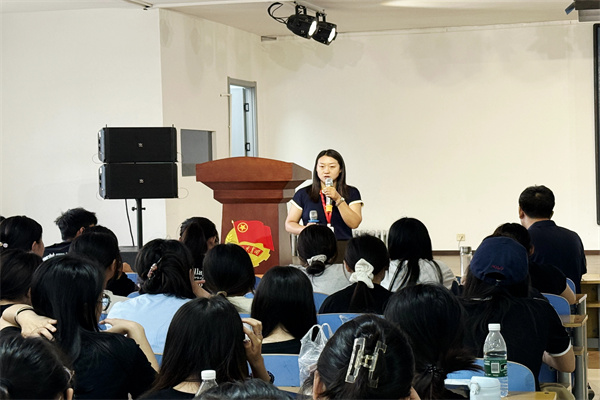經(jīng)濟(jì)學(xué)院2026屆國際經(jīng)濟(jì)與貿(mào)易專業(yè)畢業(yè)論文動員大會正式召開