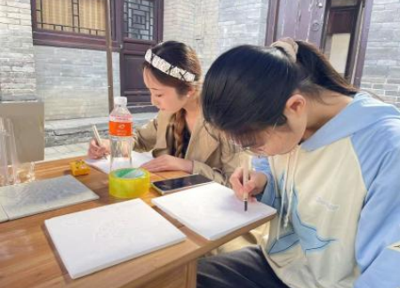 非遺刻花體驗(yàn)：童心與匠心共繪傳統(tǒng)之美