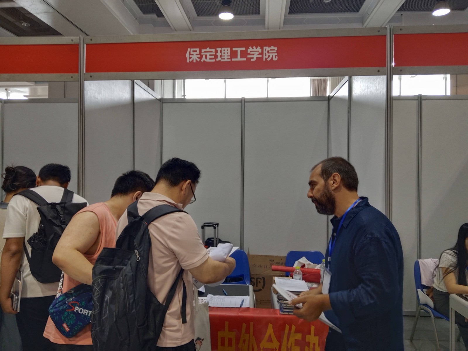保定理工學(xué)院與那波勒斯大學(xué)攜手亮相三省高考招生咨詢會