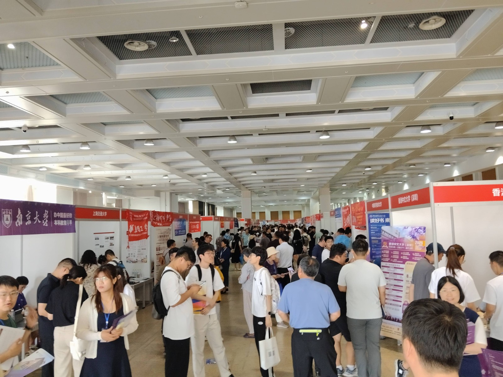 保定理工學(xué)院與那波勒斯大學(xué)攜手亮相三省高考招生咨詢會