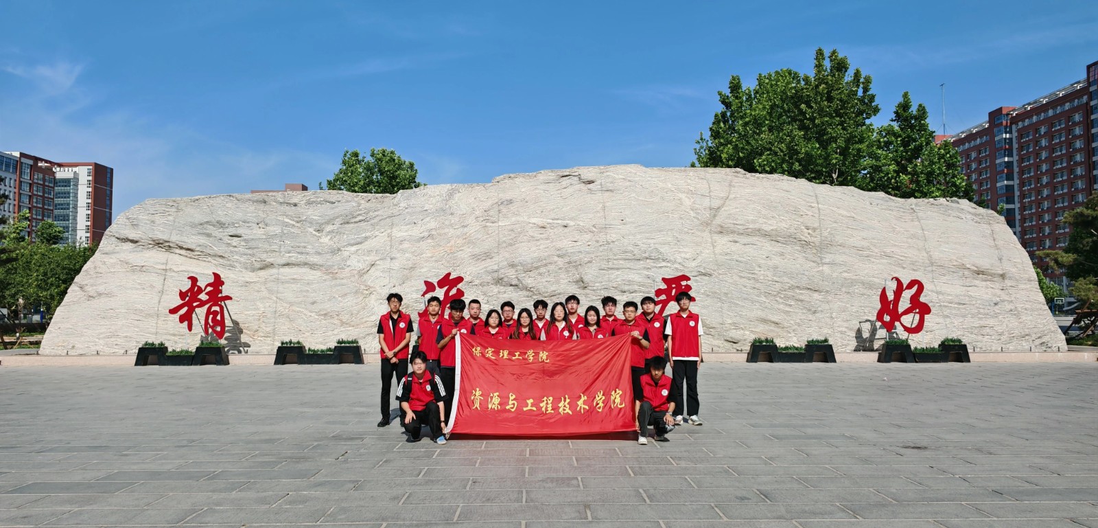 指尖傳古韻 匠心制華冠——我院學(xué)子為2025年高考考生加油
