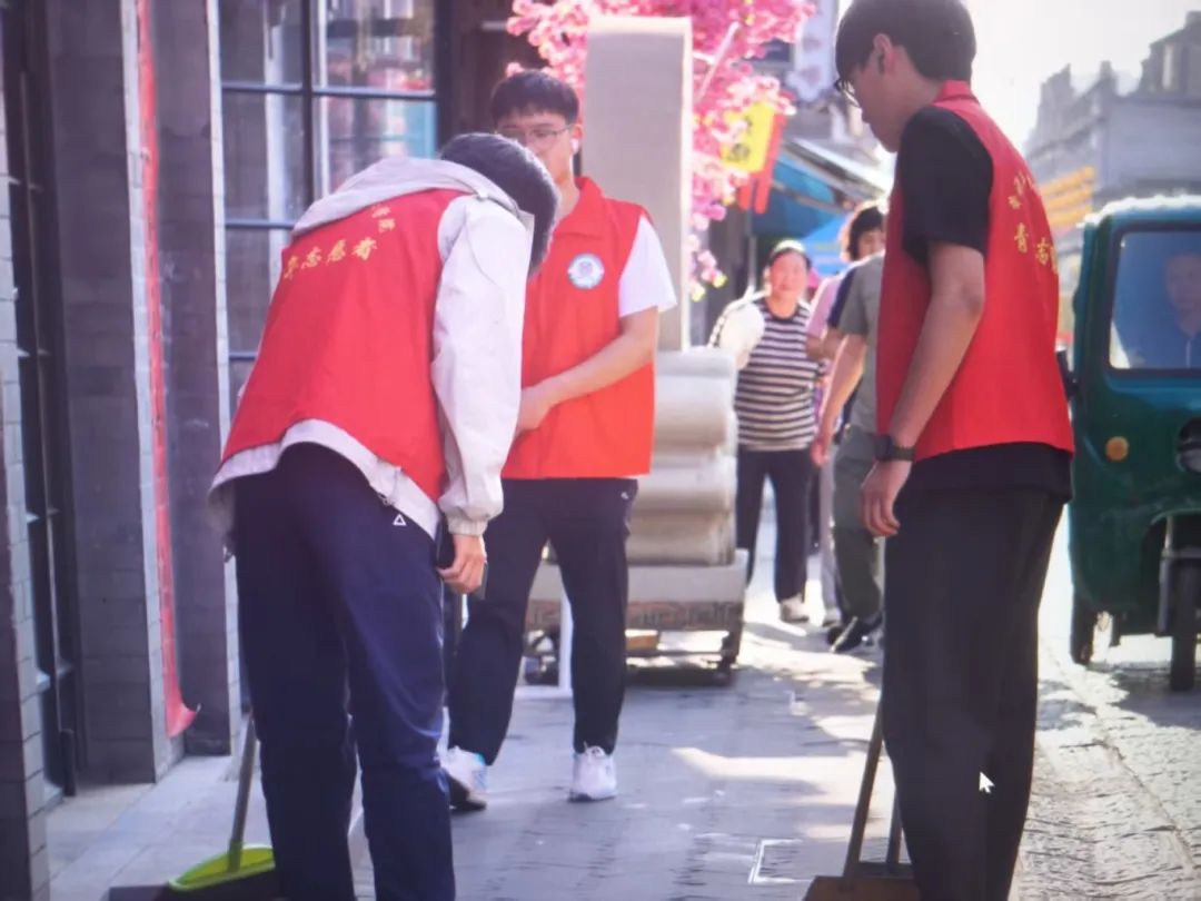 踐青春志愿行 ?繪古街新風(fēng)貌 ——我院西大街志愿服務(wù)順利開展